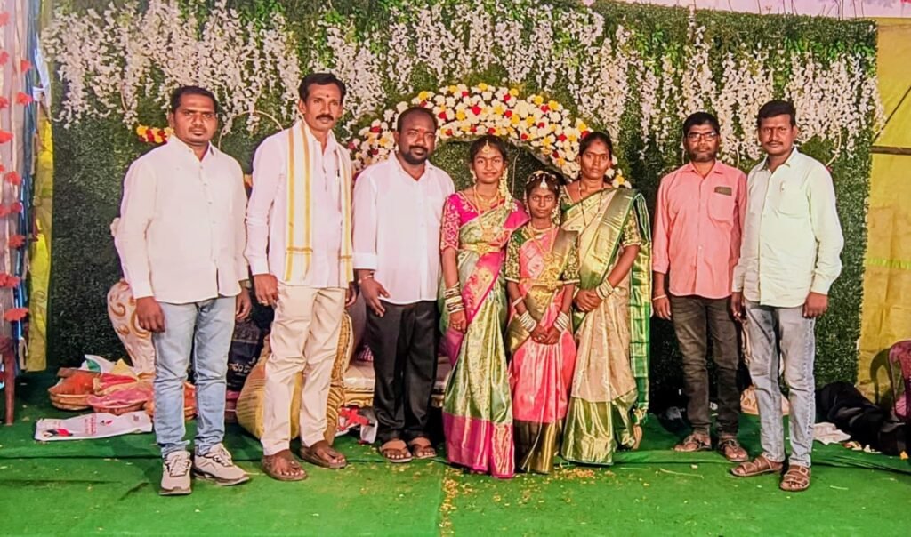 చిన్నారిని ఆశీర్వదించిన రాజకీయ నాయకులు