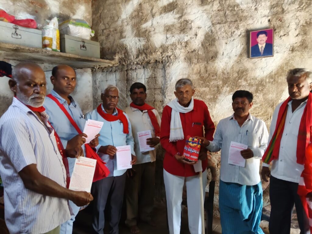 భూమి లేని నిరుపేదలకు ఎకరం భూమి ఇవ్వాలి