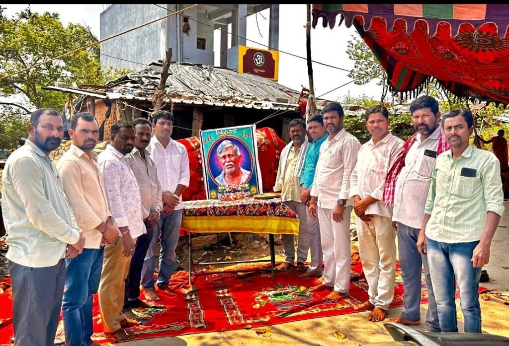 చంద్రయ్య మృతిపై సర్పంచుల ఫోరం నివాళి