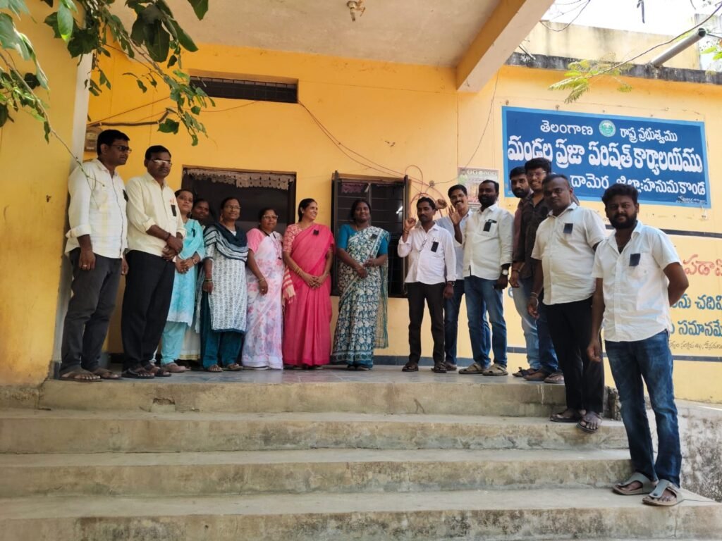 నల్ల బ్యాడ్జీలతో పంచాయతీ కార్యదర్శుల నిరసన