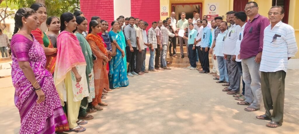 ఆందోళన బాట పట్టిన ఉద్యోగులు