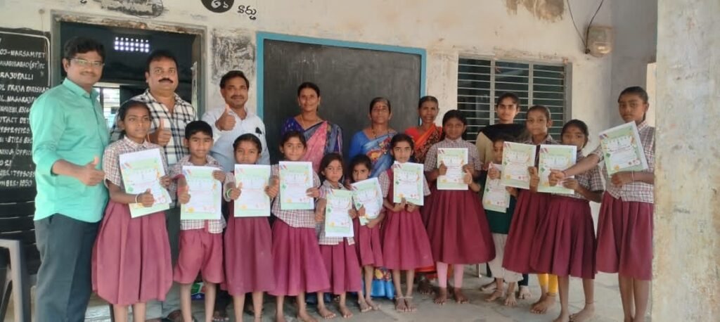 విద్యార్థులకు ‘ప్రగతి పత్రాల’ పంపిణీ