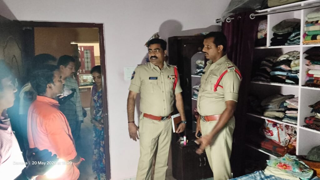తాళం వేసిన ఇల్లే టార్గెట్‌గా భారీ చోరీ