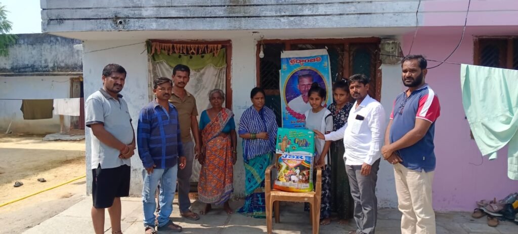 మృతుడి కుటుంబానికి నిత్యావసరాల పంపిణీ