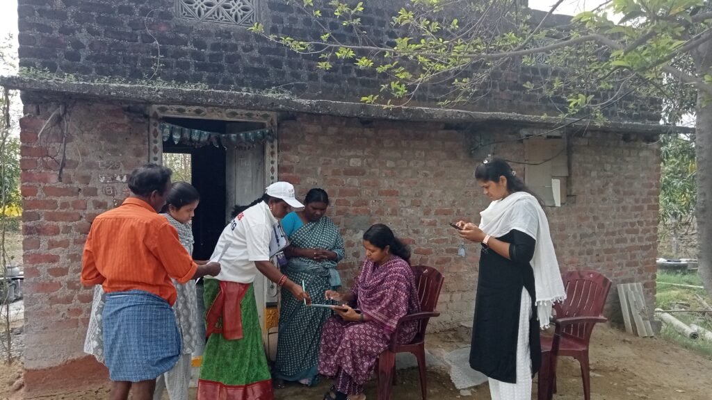 ఇంటింటి ఓటర్ల సర్వేను పర్యవేక్షించిన తహసీల్దార్