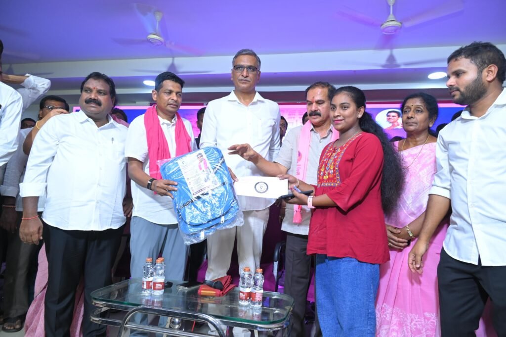 పేద విద్యార్థులకు ఆర్థిక సాయం, బ్యాగుల పంపిణీ