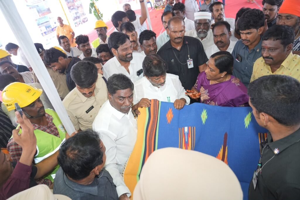 చేనేత కార్మికులకు ఉపాధి కల్పించాలి