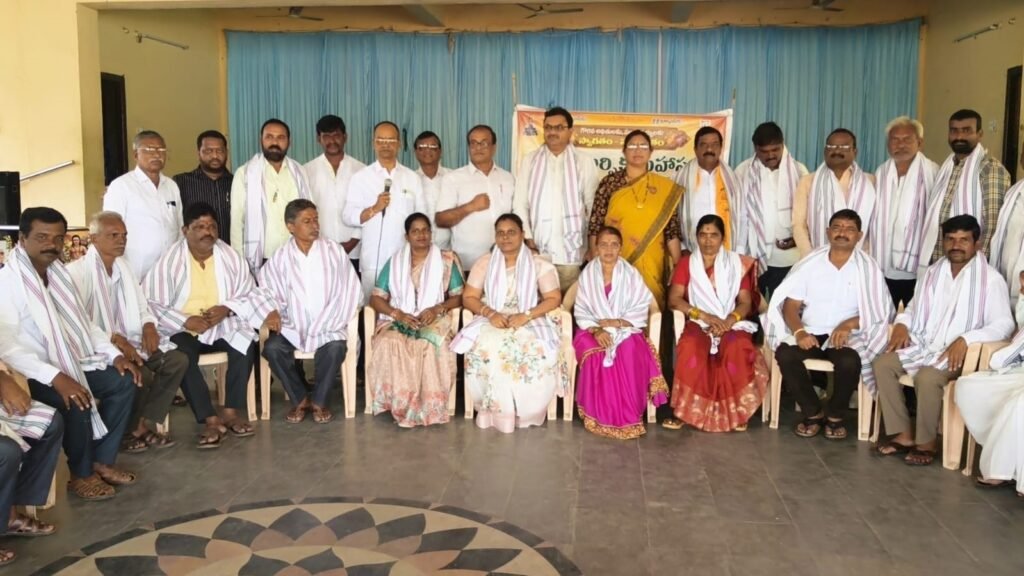 చేనేత సంఘాల అధ్యక్షులు, మహిళా సర్పంచులకు సన్మానం