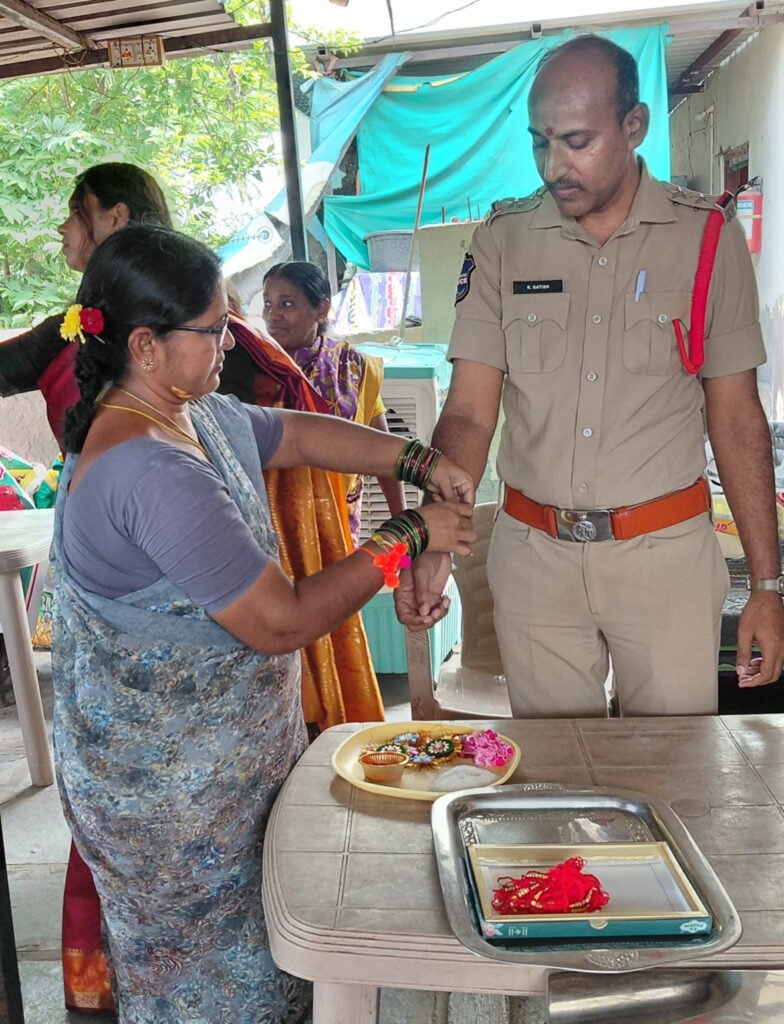 వృద్ధులతో రాఖీ పండుగ జరుపుకున్న ఎస్సై సతీష్