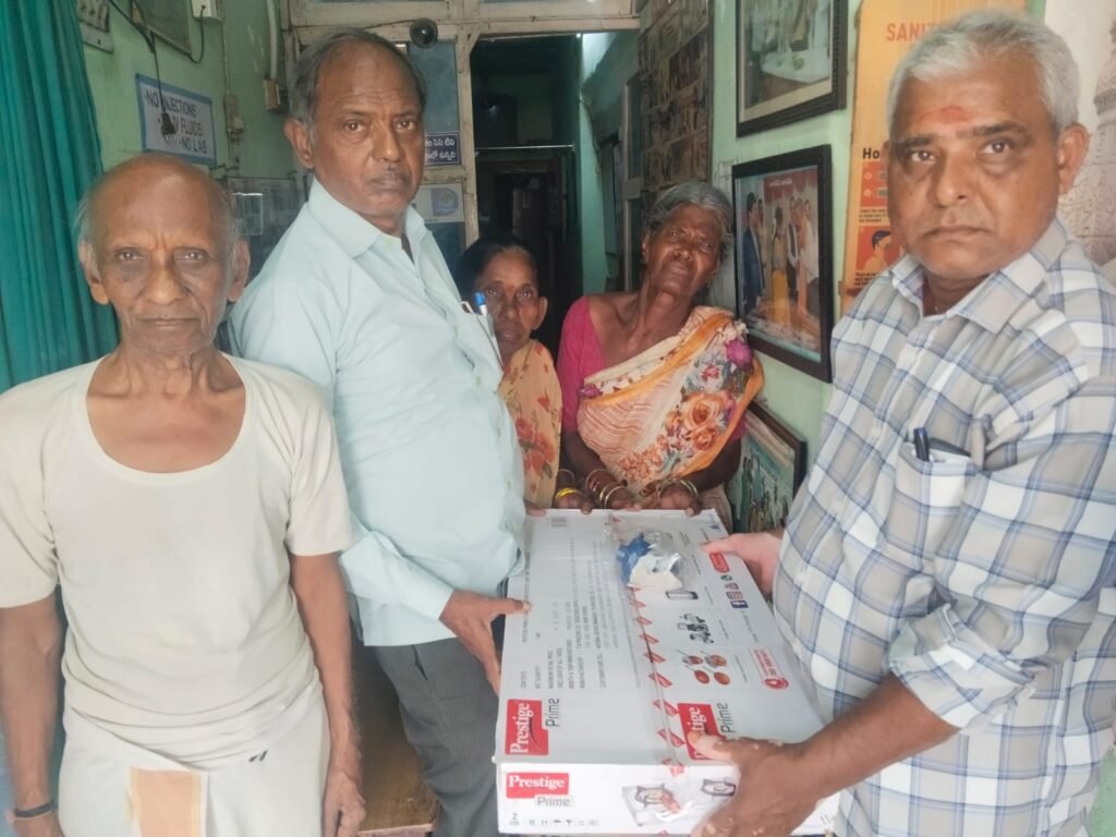 వృద్ధురాలికి గ్యాస్ స్టవ్ పంపిణీ