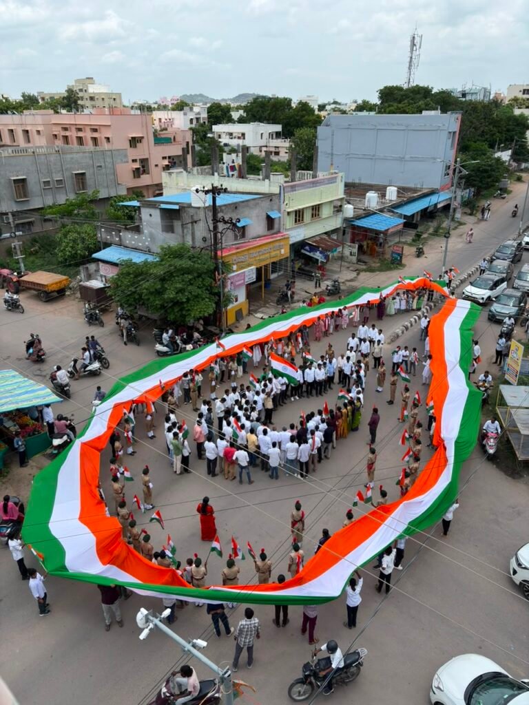 80 మీటర్ల జాతీయ జెండాతో ఘనంగా తిరంగా ర్యాలీ….