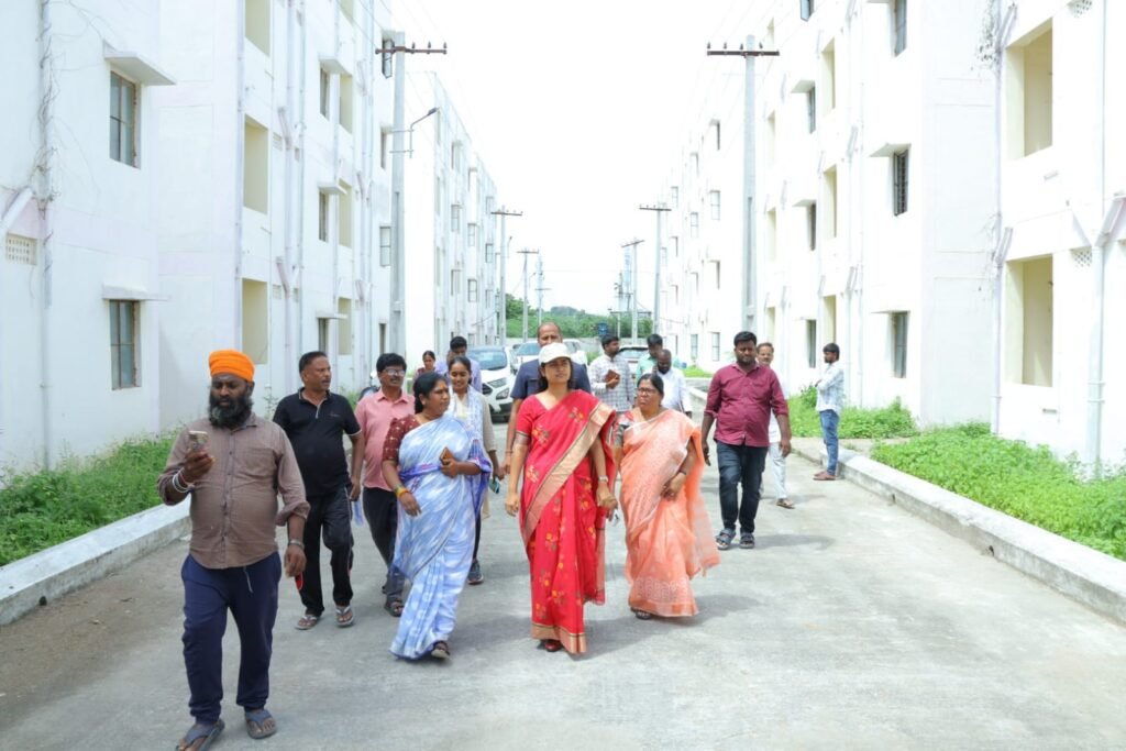 కేటాయించిన ఇళ్లలో వెంటనే నివసించాలి : కలెక్టర్ చాహత్ బాజ్ పాయ్