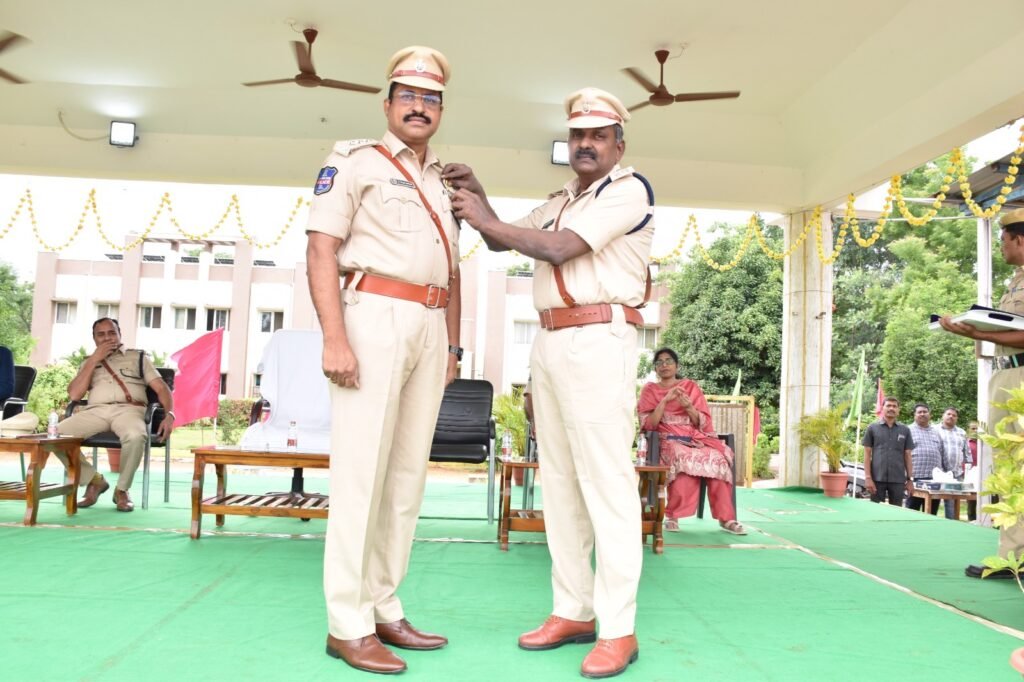 పోలీస్ ఉత్తమ సేవా పథకం అందుకున్న ఏసీపీ విజయ్ కుమార్