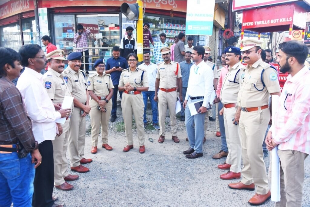 రోడ్డు ప్రమాద స్థలాలను క్షేత్రస్థాయిలో పరిశీలించిన సీపీ