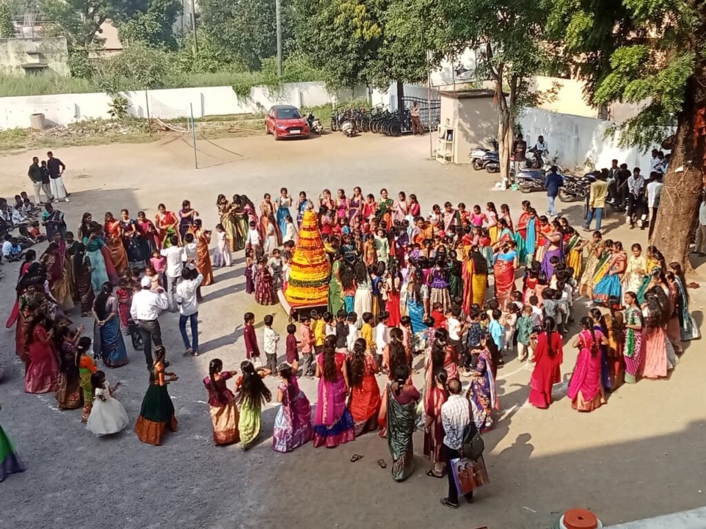 ఎస్ ఆర్ స్కూల్ లో బతుకమ్మ సంబరాలు