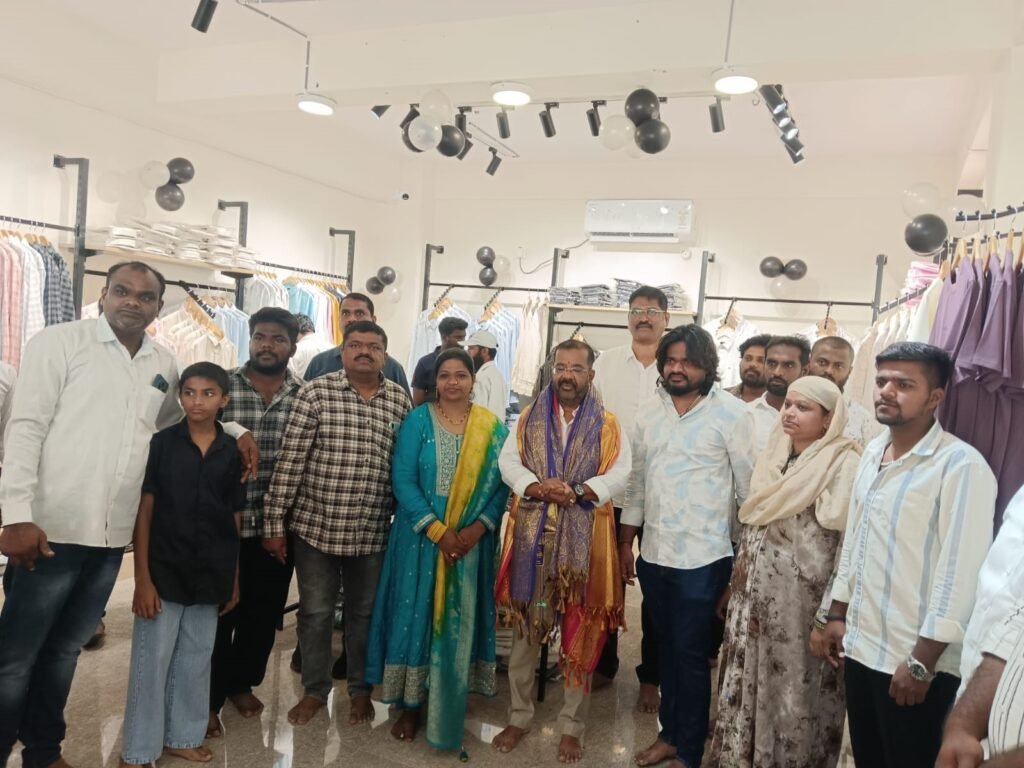యూనిటెడ్ హాక్ మెన్స్ షోరూమ్‌ ప్రారంభం