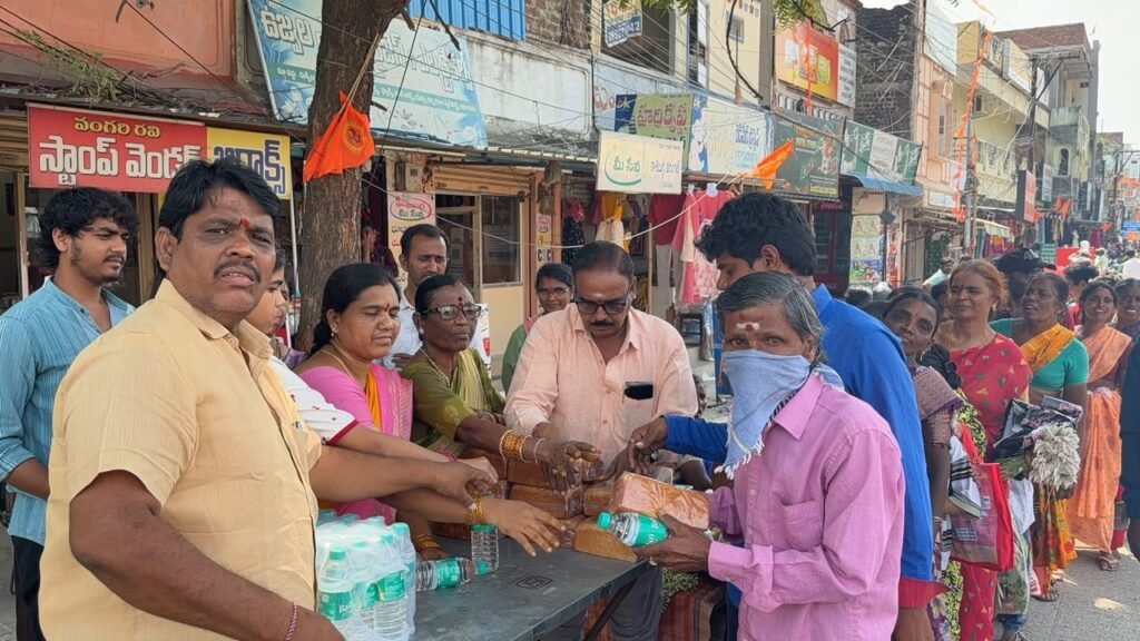 బ్రెడ్, వాటర్ బాటిళ్ల పంపిణీ